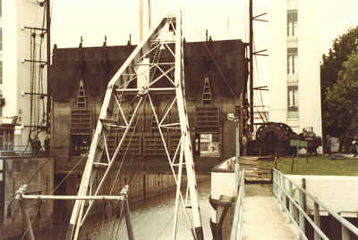 606689 Afbeelding van de plaatsing van een nieuwe deur in de Prinses Beatrixsluis in het Lekkanaal te Nieuwegein.